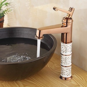 İşlemeli Beyaz Lavabo Armatürü